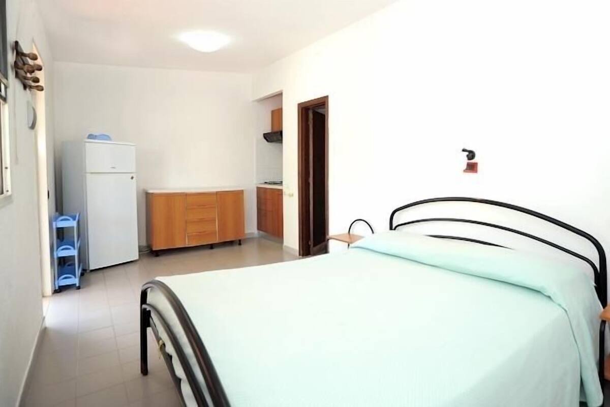 Desk, cots/infant beds, WiFi, bed sheets