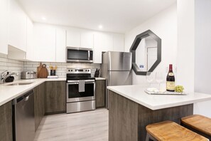 Réfrigérateur, four à micro-ondes, un four, surface de cuisson