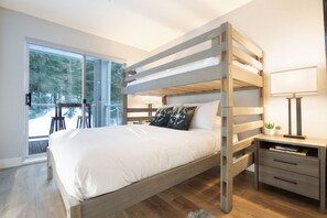 2 bedrooms, desk, iron/ironing board, WiFi