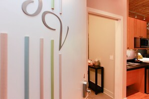 Interior - Charming 1-bedroom Milano Suite in Saugatuck, perfect for couples! (Saugatuck)