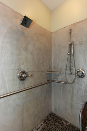Bathtub, hair dryer - Charming 1-bedroom Milano Suite in Saugatuck, perfect for couples! (Saugatuck)