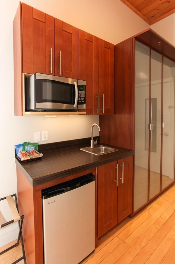 Refrigerador, microondas, horno y lavavajillas 