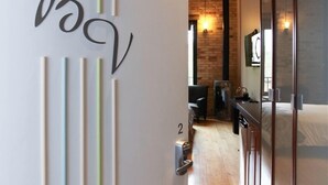 A hallway with a modern design, featuring a wall with the letters 'BOV' and a number '2' on it. - Discover the cozy Napoli Suite in the heart of downtown Saugatuck, a charming retreat for two. (Saugatuck)