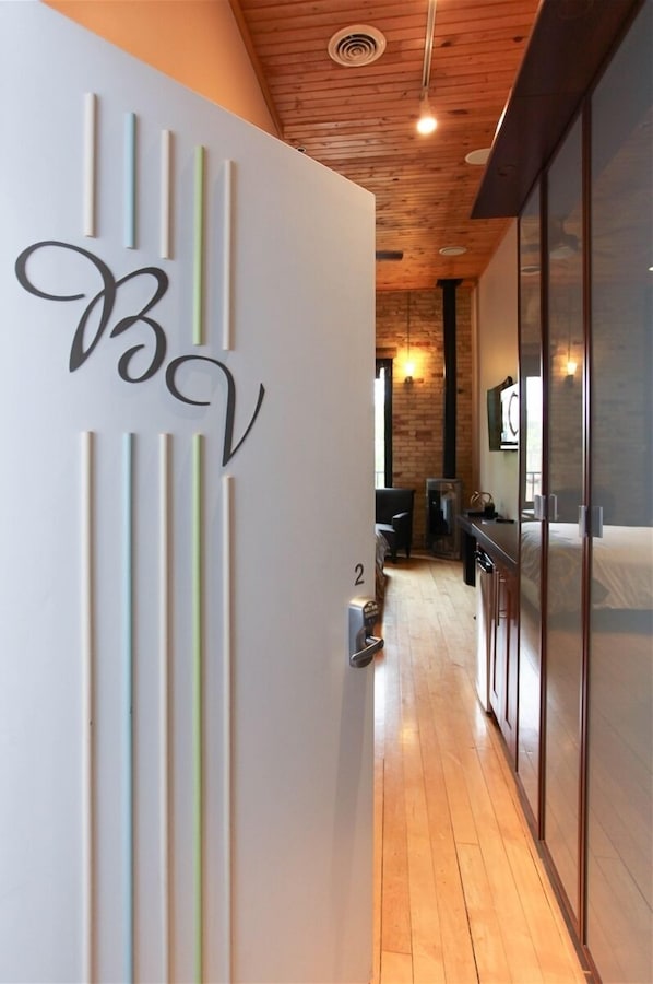 A hallway with a modern design, featuring a wall with the letters 'BOV' and a number '2' on it.