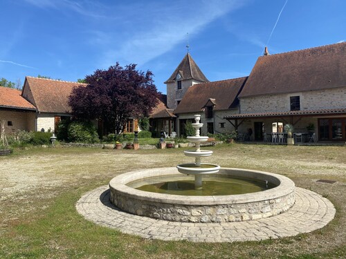 Country house 11 bedrooms, indoor heated pool, sauna, jacuzzi. Woods and lakes.