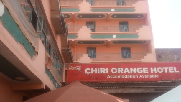 Un bâtiment portant une enseigne indiquant « Chiri Orange Hotel », ce qui signifie que des chambres sont disponibles.