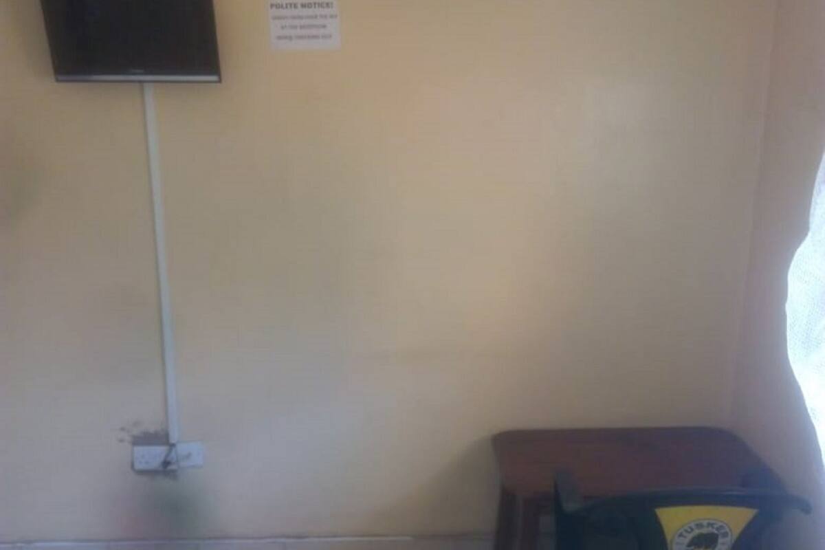 書桌、免費 Wi-Fi、床單