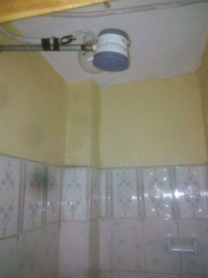 Shower, towels, toilet paper - Chiri Orange Hotel (Nairobi)