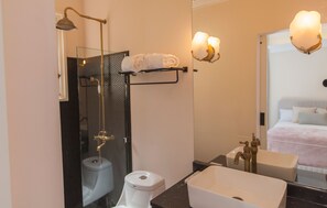 Classic-værelse | Badeværelse | Bruser, håndklæder