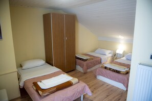 Chambre de base avec lits jumeaux, 2 lits jumeaux | Système d’insonorisation, accès au Wi-Fi (inclus), literie fournie