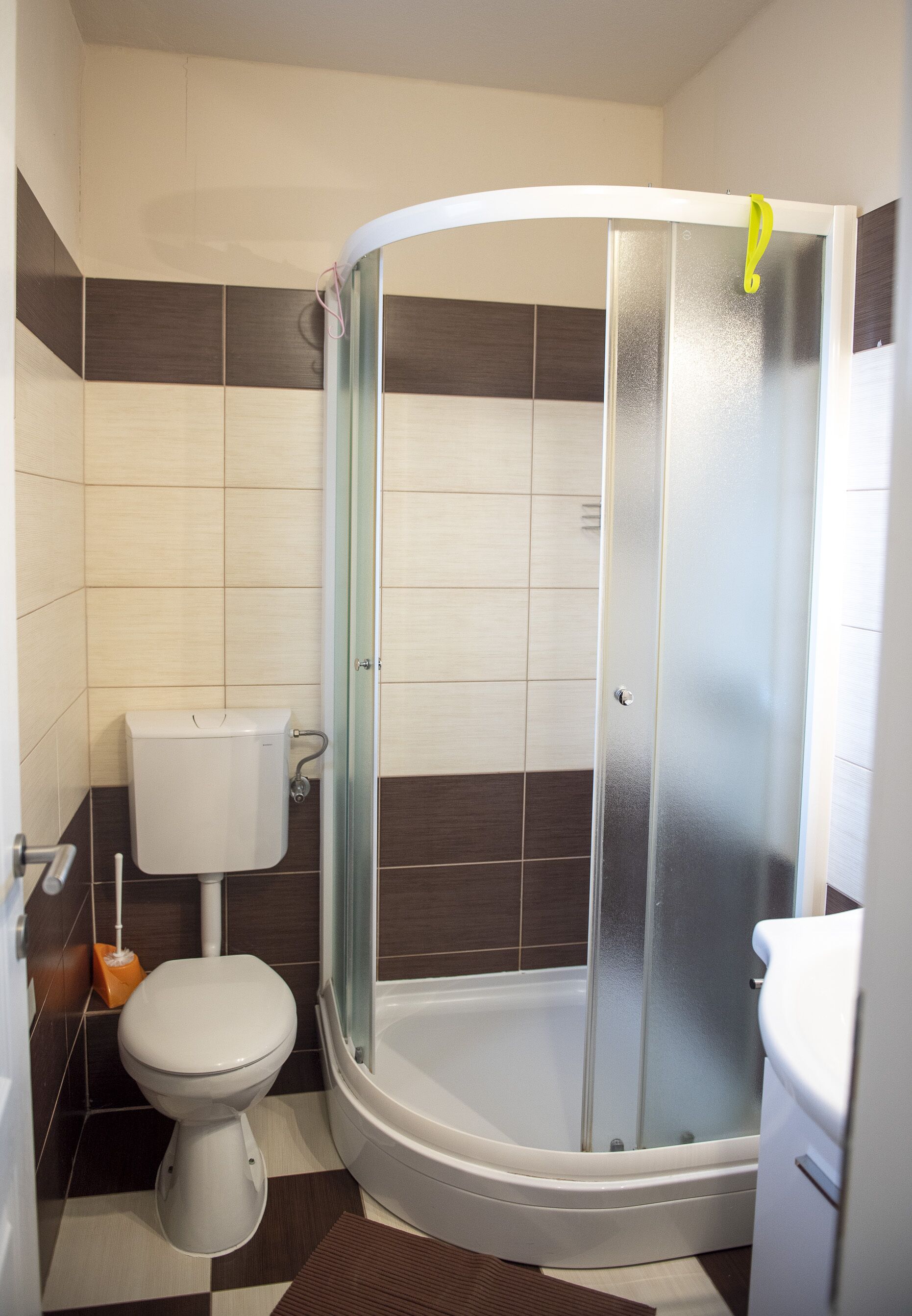 Shower, bidet, towels
