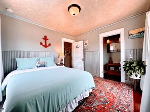 4 bedrooms, WiFi, bed sheets - Welcome to Dacha! Long term winter rental now available! (Spring Lake)