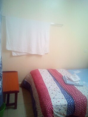 Cortinas blackout, wifi gratis y ropa de cama 