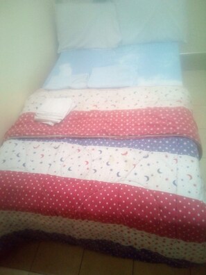 Cortinas blackout, wifi gratis y ropa de cama 