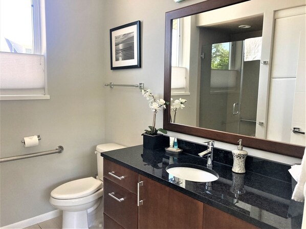Bathtub, hair dryer - Charming 1-bedroom condo in downtown Saugatuck with water views. (Saugatuck)