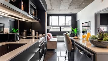 Een koelkast, een magnetron, een oven, een kookplaat