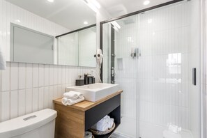 Dusche, Regendusche, Haartrockner, Handtücher
