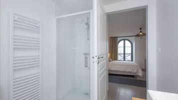 Classic Double Room (1) | Bathroom shower