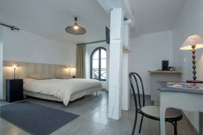 Classic Double Room (1) | Individually decorated, individually furnished, free cots/infant beds - L'Ilot du Moulin (Mordelles)