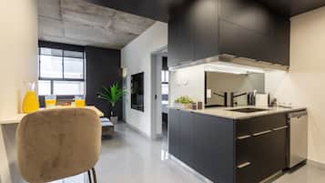 Een koelkast, een magnetron, een oven, een kookplaat