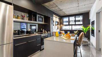 Een koelkast, een microgolfoven, een oven, een kookplaat