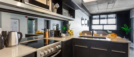 Réfrigérateur, micro-ondes, four, plaque de cuisson