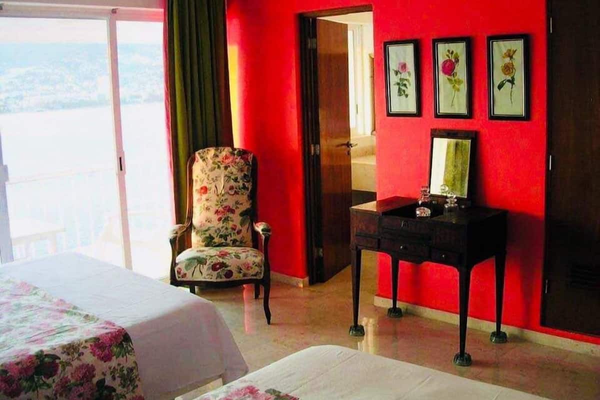 Chambre Quadruple, 2 grands lits, balcon | Fer et planche Ă repasser, Wi-Fi gratuit, draps fournis