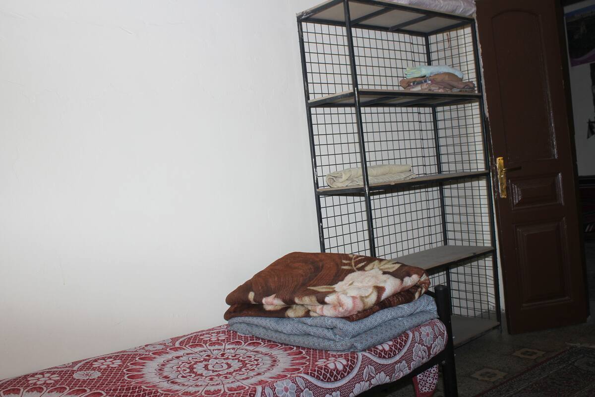 Gemeinsamer Basic-Schlafsaal | Individuell eingerichtet, Schreibtisch, Verdunkelungsvorhänge