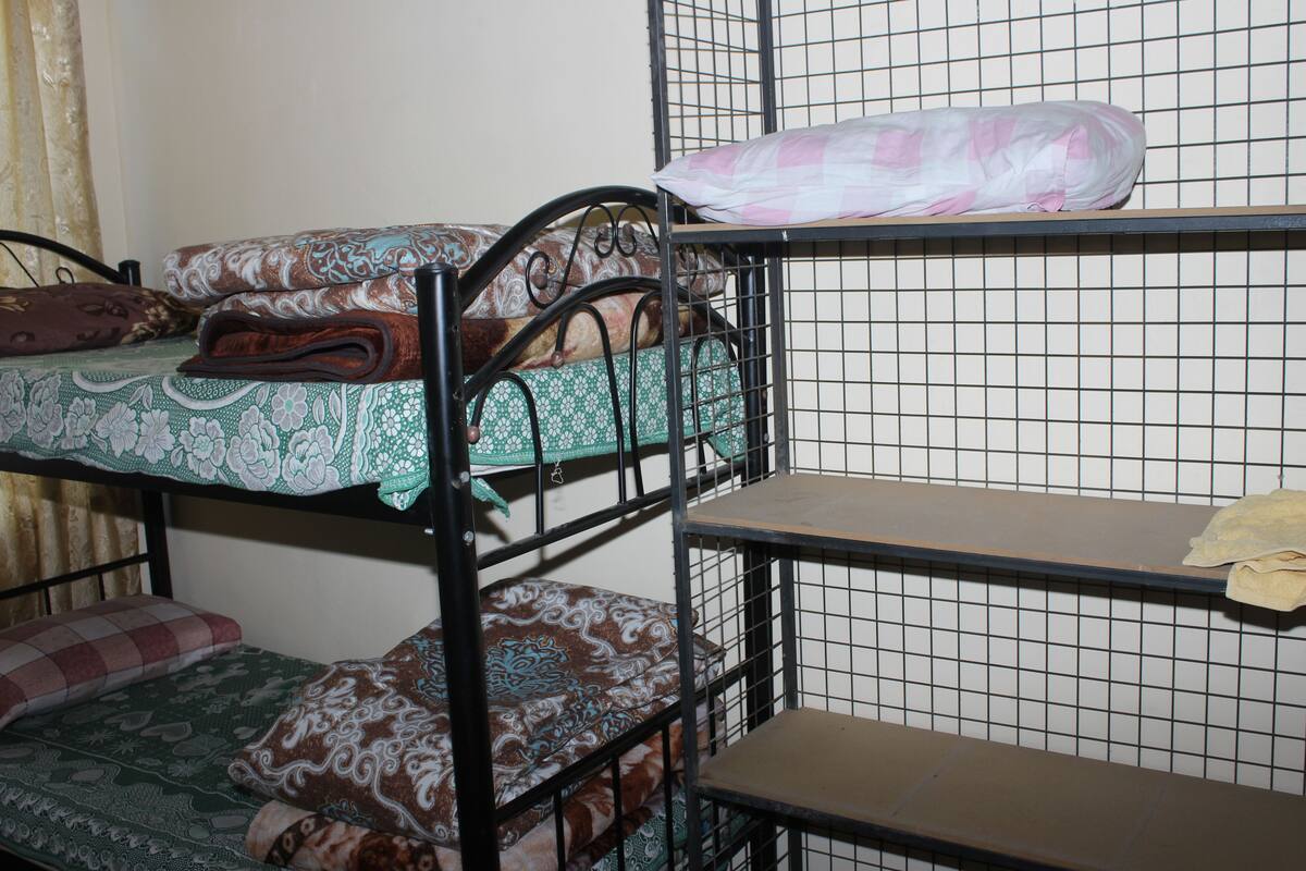 Individuell eingerichtet, Schreibtisch, Verdunkelungsvorhänge