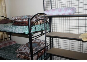 Individuell eingerichtet, Schreibtisch, Verdunkelungsvorhänge