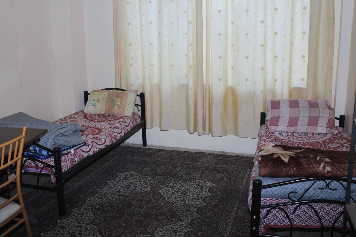 Basic-Doppel- oder -Zweibettzimmer | Individuell eingerichtet, Schreibtisch, Verdunkelungsvorhänge