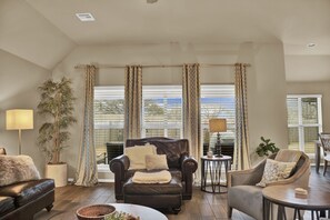 Smart TV, Netflix, DVD player, books - 5 star single level home, 4 bdrm, 3 bath + private office and great backyard!  (Bixby)
