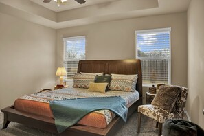 4 bedrooms, desk, iron/ironing board, travel cot - 5 star single level home, 4 bdrm, 3 bath + private office and great backyard!  (Bixby)