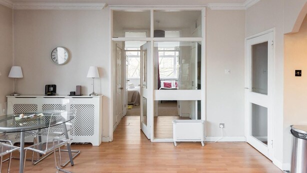 Apartment, 2 Schlafzimmer | Essbereich im Zimmer