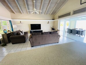 Smart-TV, videospill, bøker og musikkbibliotek