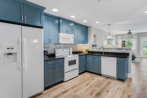 Kühlschrank, Mikrowelle, Ofen, Herdplatte