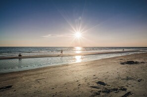 Tæt på stranden, liggestole, badehåndklæder