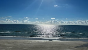 Une plage avec l’océan et un ciel dégagé.