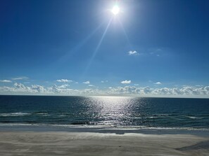 ビーチの近く、サンラウンジャー、ビーチタオル