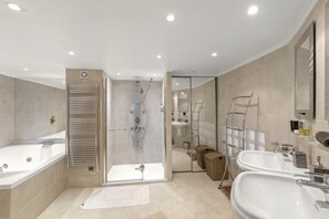 Badewanne, Haartrockner, Handtücher, Shampoo
