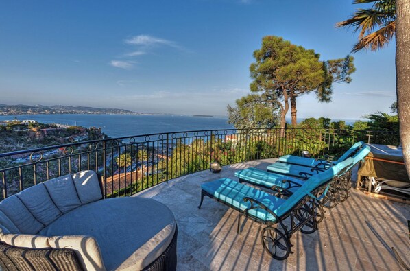 Terrace/patio - 5Bed Villa Sleeps 10- Pool, Garden, Hot Tub, Views (Theoule)