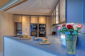 Køleskab, mikrobølgeovn, ovn, kogeplade