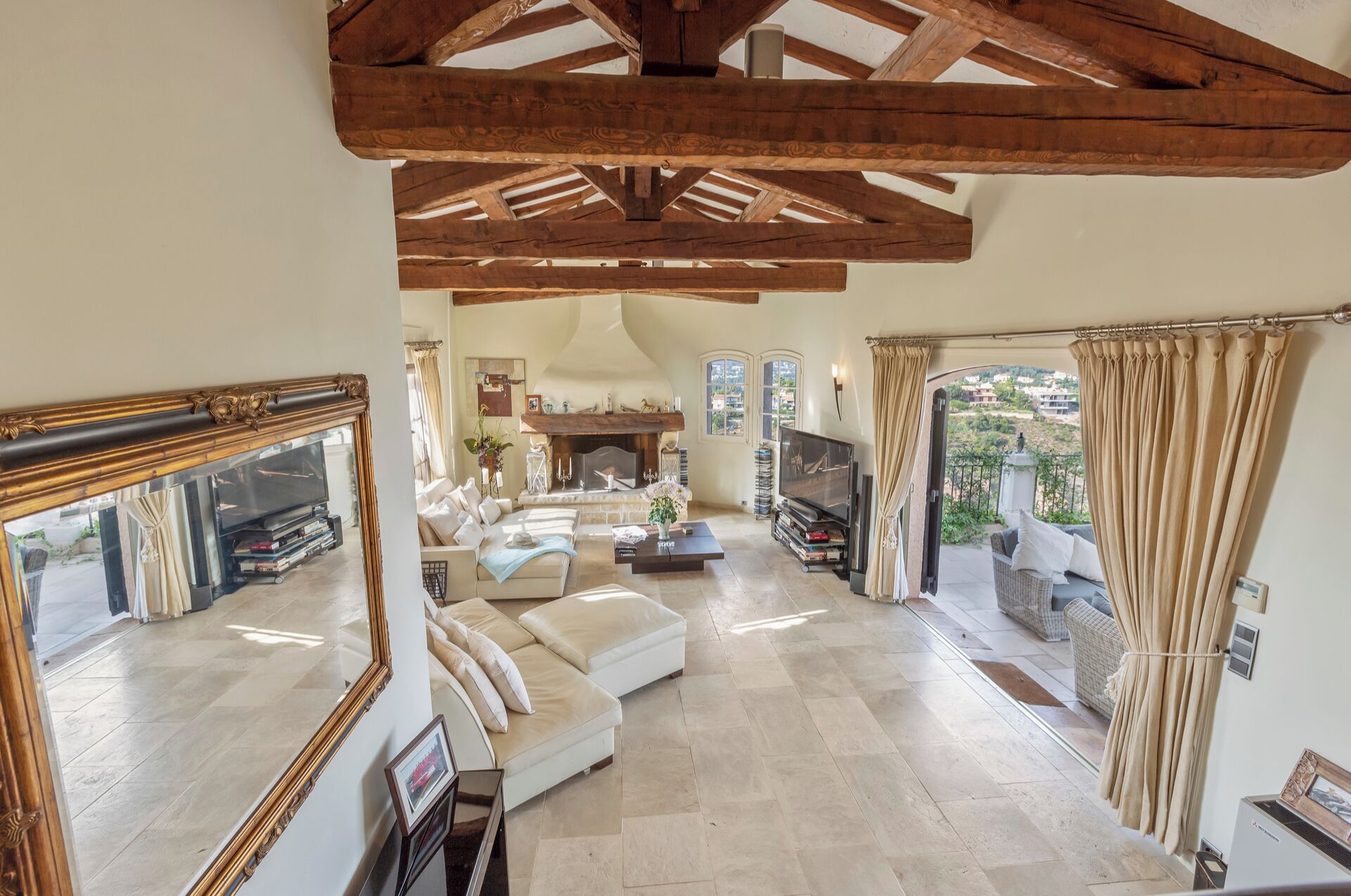 Télévision, cheminée, chaîne hi-fi