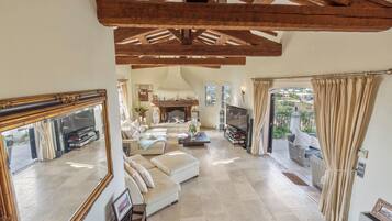 Télévision, cheminée, chaßne hi-fi