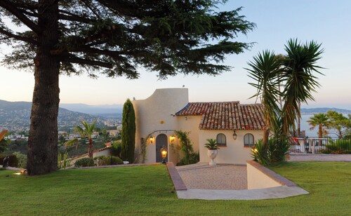 5Bed Villa Sleeps 10- Pool, Garden, Hot Tub, Views