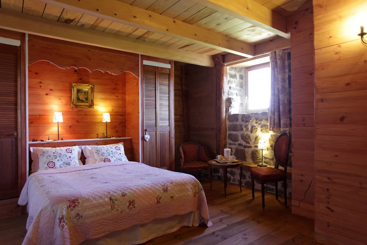 Chambre double | DĂ©cor unique, ameublement unique, bureau, rideaux dâobscurcissement
