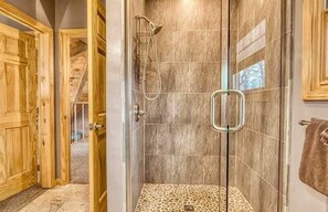 Ensemble douche/baignoire, sèche-cheveux, serviettes fournies, savon