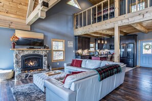 Smart TV, caminetto, videogiochi, lettore DVD