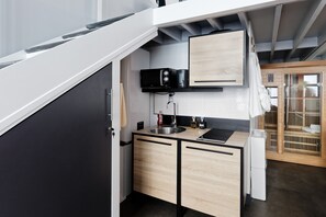 Kühlschrank, Mikrowelle, Wasserkocher mit Kaffee-/Teezubehör