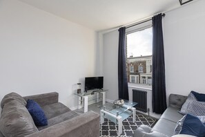 Apartment, 2 Schlafzimmer | Wohnzimmer | Flachbildfernseher